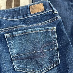 716.  American Eagle Outfitters women’s Blue Straight Leg low rise Jeans size 6